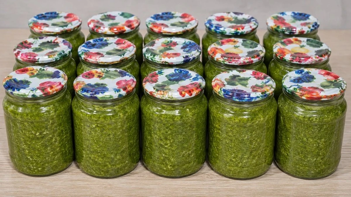 Por qué guardo 90 frascos de esta "pasta verde" cada verano para usar en invierno