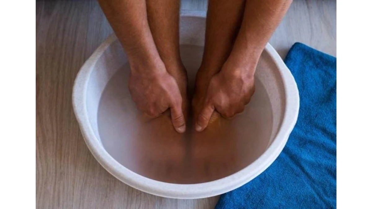 Tres Razones por las que tu Baño de Pies Nocturno Podría Estar Engañándote (Y Cómo Hacerlo Bien)