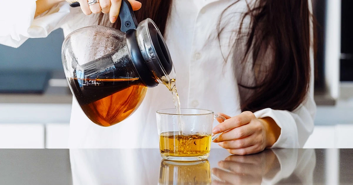 La advertencia de mi abuela al verter agua hirviendo sobre el té: Un secreto para saborear la infusión - image 1