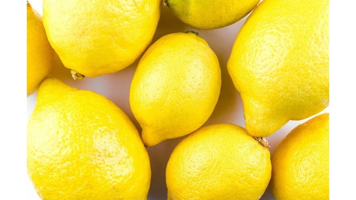 Olvídate de los químicos: el truco polaco con cáscaras de limón para un baño reluciente