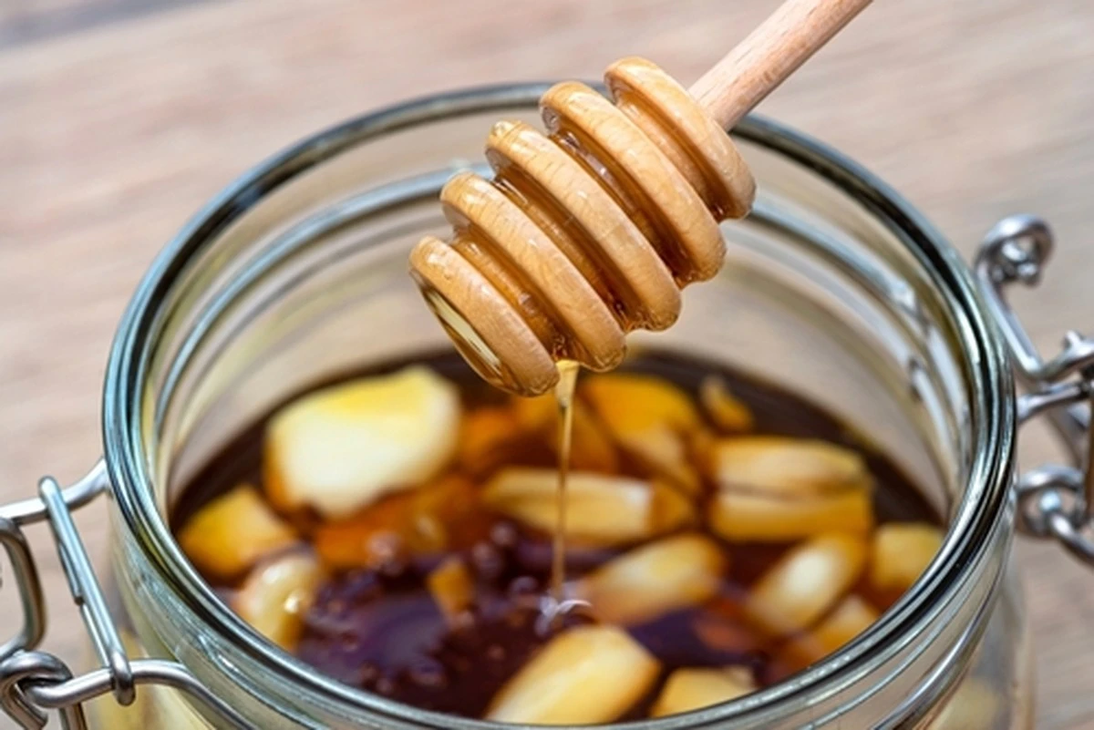 Ajo fermentado con miel: el remedio ancestral que triunfa en TikTok