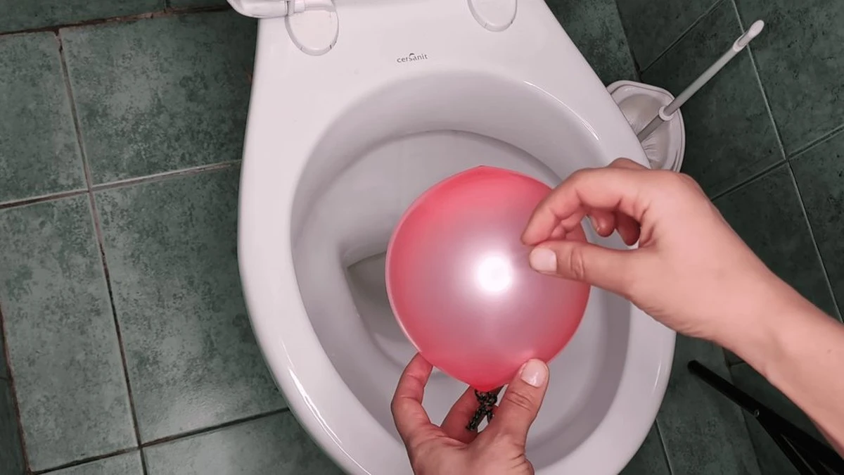 El globo que transformó la limpieza del inodoro: el truco de la limpiadora con 35 años de experiencia