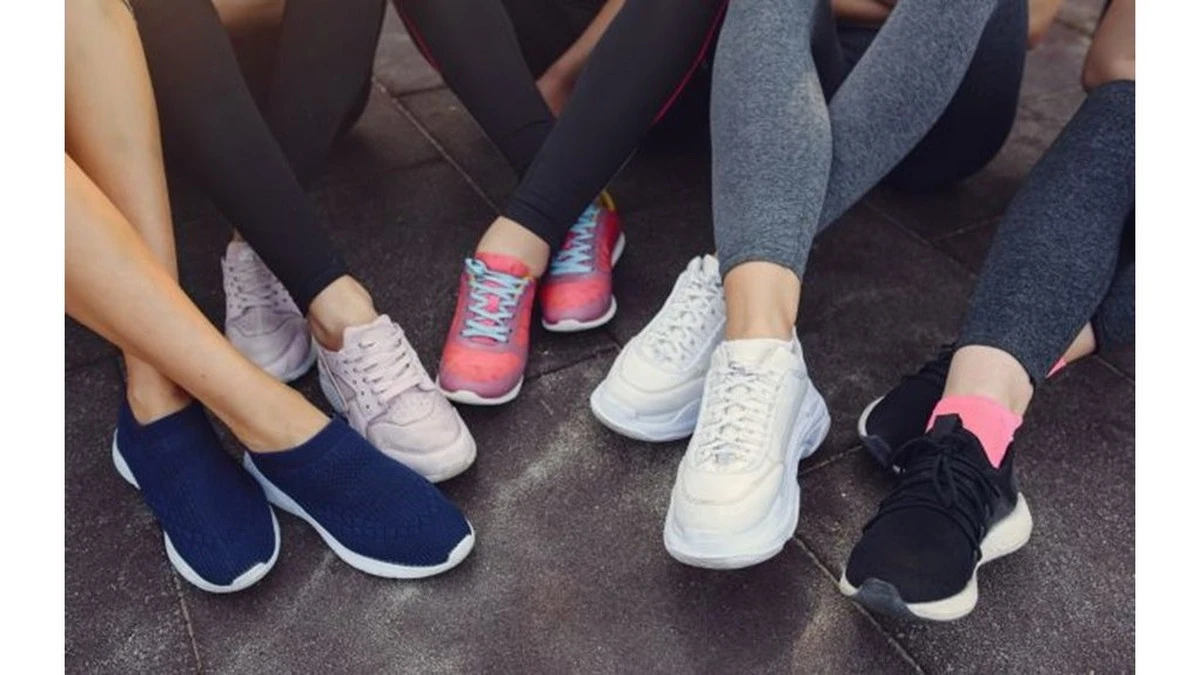 Por qué ese dolor de rodillas inexplicable podría empezar por tus zapatos