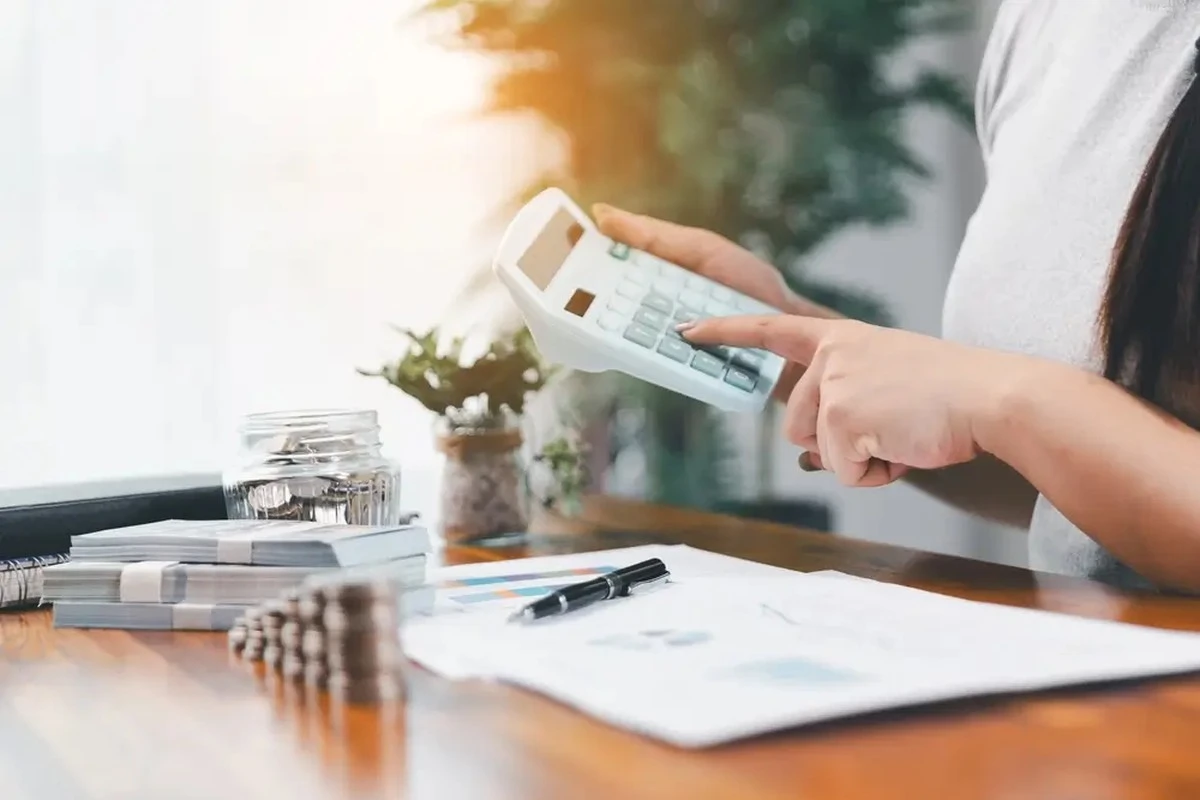 El dinero que deberías tener ahorrado a los 45 años (y que dejará a muchos sin aliento)