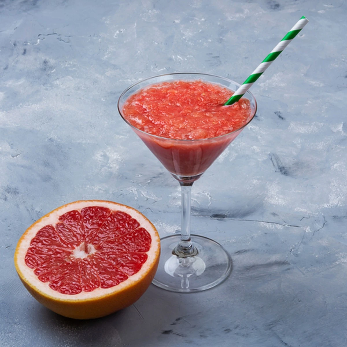 La drástica bajada de 5 kilos tras 3 días bebiendo este cóctel matutino: la naranja, el jengibre y el limón hicieron el milagro.