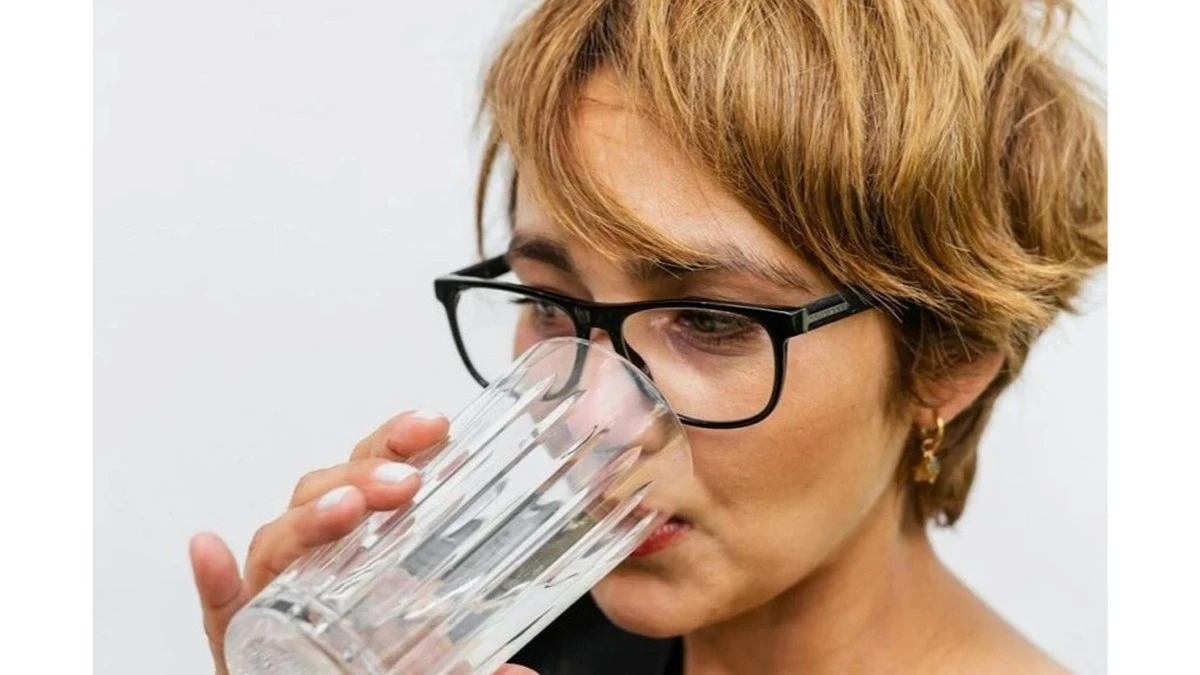 El secreto de "la escoba intestinal": un polvo que disuelve el malestar en 24 horas