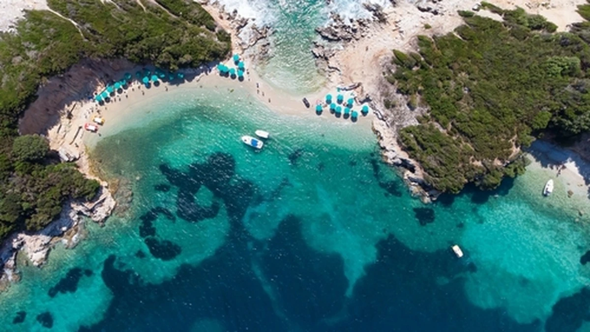 Por qué los viajeros inteligentes están cambiando Grecia por la Riviera Albanesa