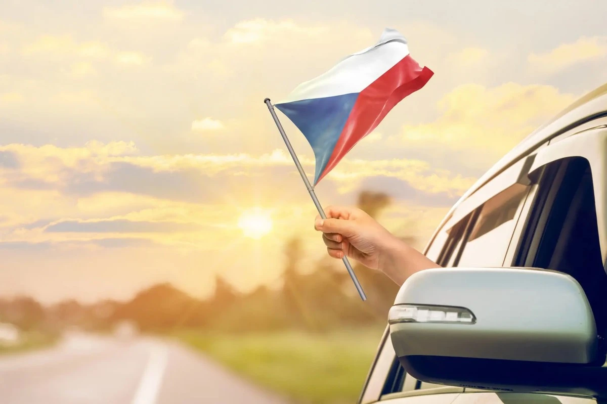 Škoda es solo el principio: ¿Descifras estos 5 logos legendarios de coches checos?