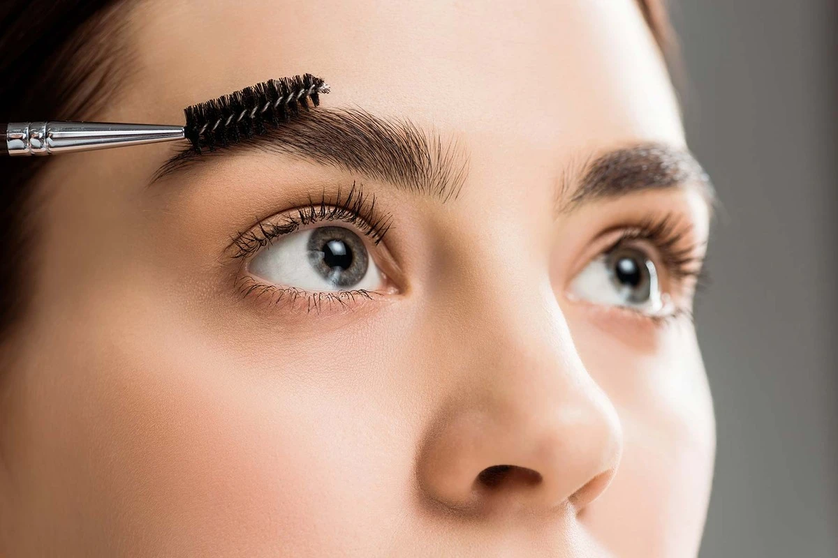 El truco del aceite de ricino que los esteticistas prefieren mantener en secreto para unas cejas pobladas - image 1