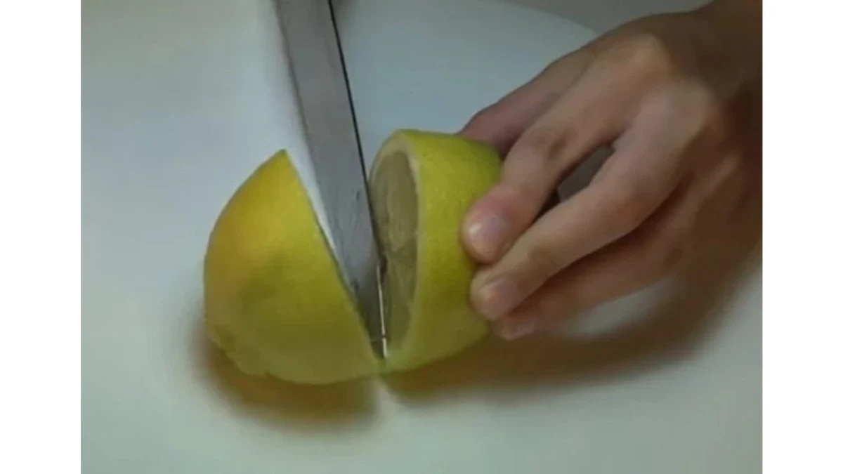 Mi amiga se burló de mi ritual nocturno con limón, luego me rogó por el secreto