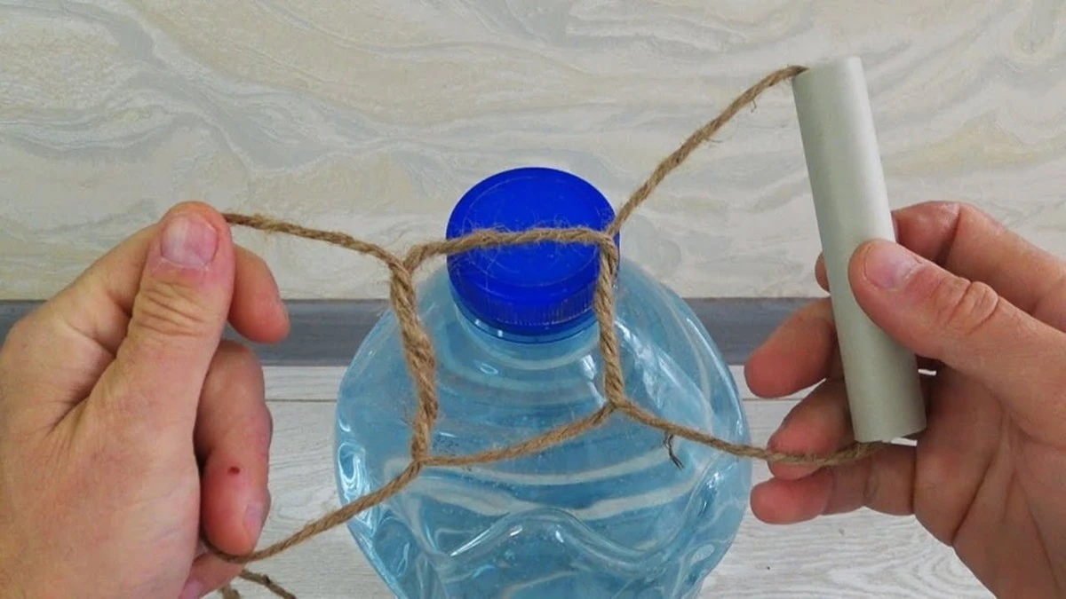 Por qué los jardineros experimentados dejan una botella de plástico en sus barriles de agua en invierno