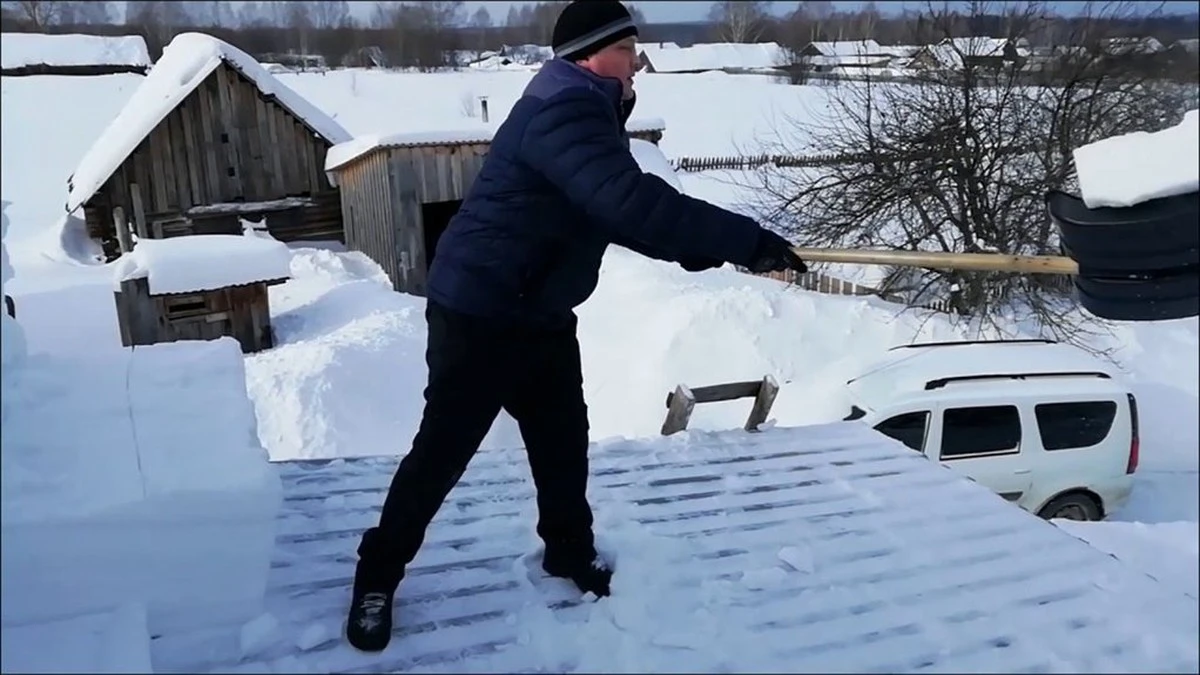 Hombre crea quitanieves casero en 5 minutos y olvida las horas de trabajo