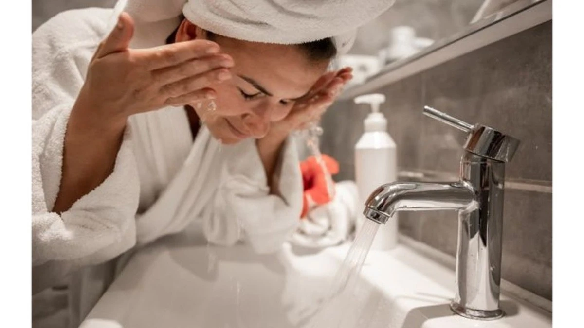 La regla de 30 segundos que tu dermatóloga ama y tú ignoras para una piel radiante