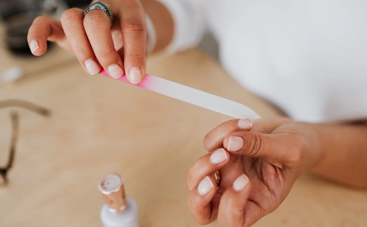 dejedeiralsalon-extra-1.webp Dejé de ir al salón y mis uñas están fuertes como el acero tras años de esmalte permanente - image 1