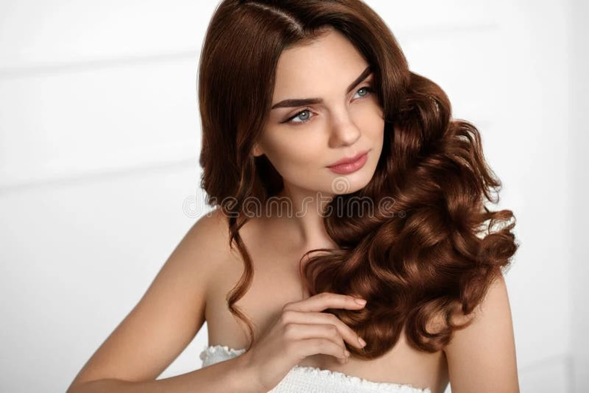 Por qué el tono de pelo equivocado te suma años y cómo elegir el color que rejuvenece - image 1