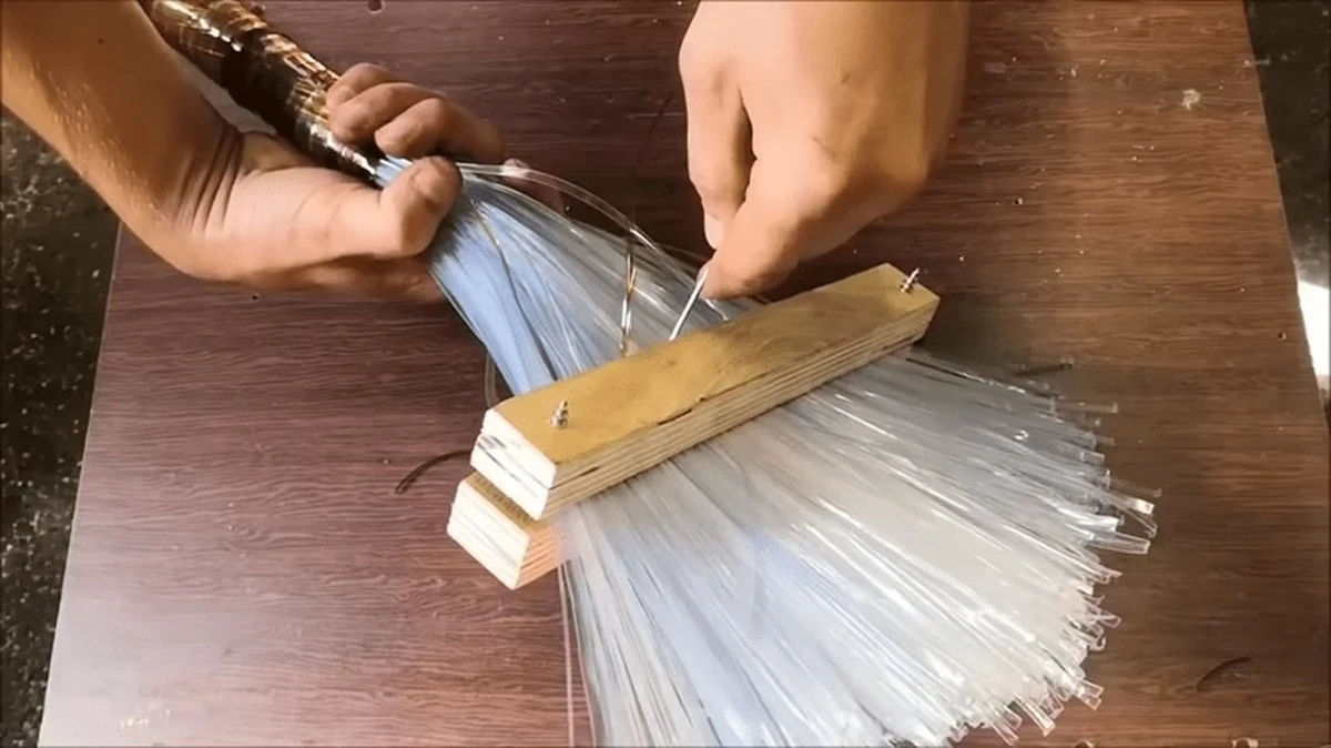 Con 6 botellas de plástico hice una escoba que me dura 3 años