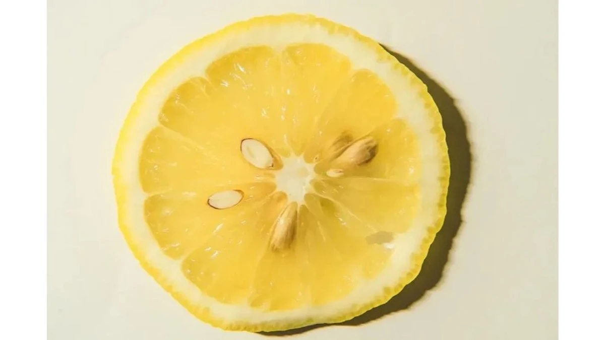 Tres usos sorprendentes de las cáscaras de limón que te ahorrarán dinero