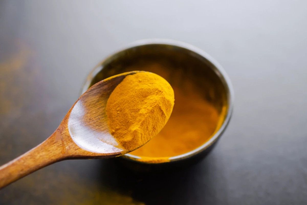 Agrega esta especia a tu agua matutina durante un año y esto es lo que realmente cambió