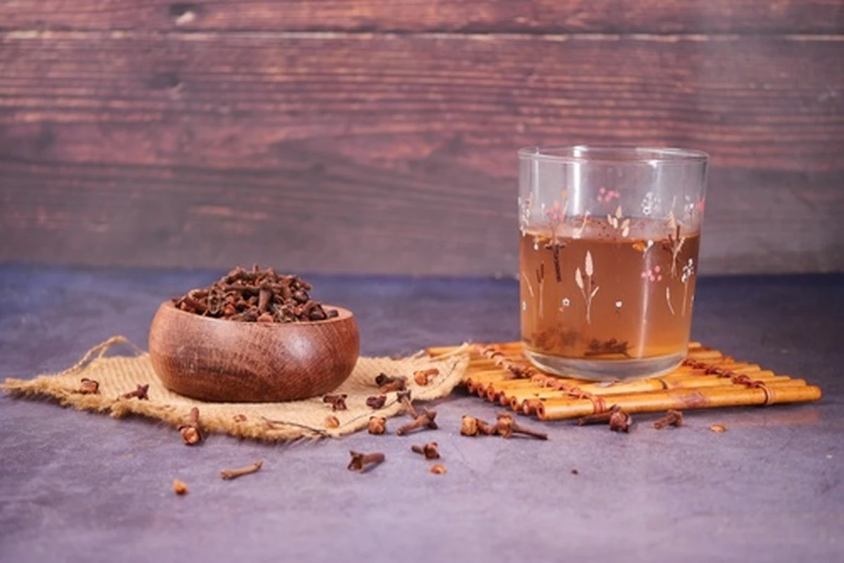 La abuela guardaba clavos en vinagre: era un ritual, hasta que la ciencia confirmó su poder