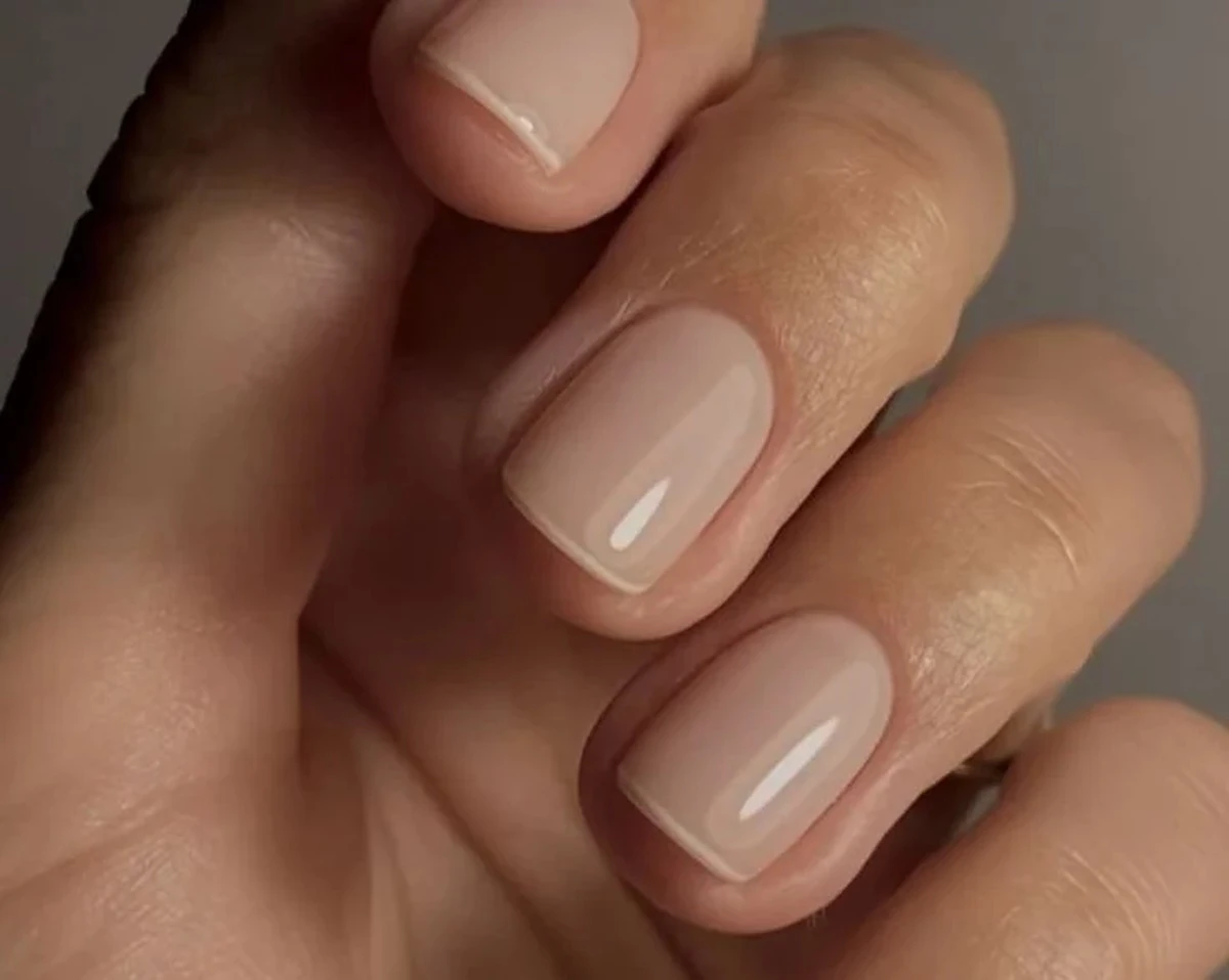 tresformasdeluc-extra-1.webp Tres formas de lucir una manicura impecable sin esmalte - image 1