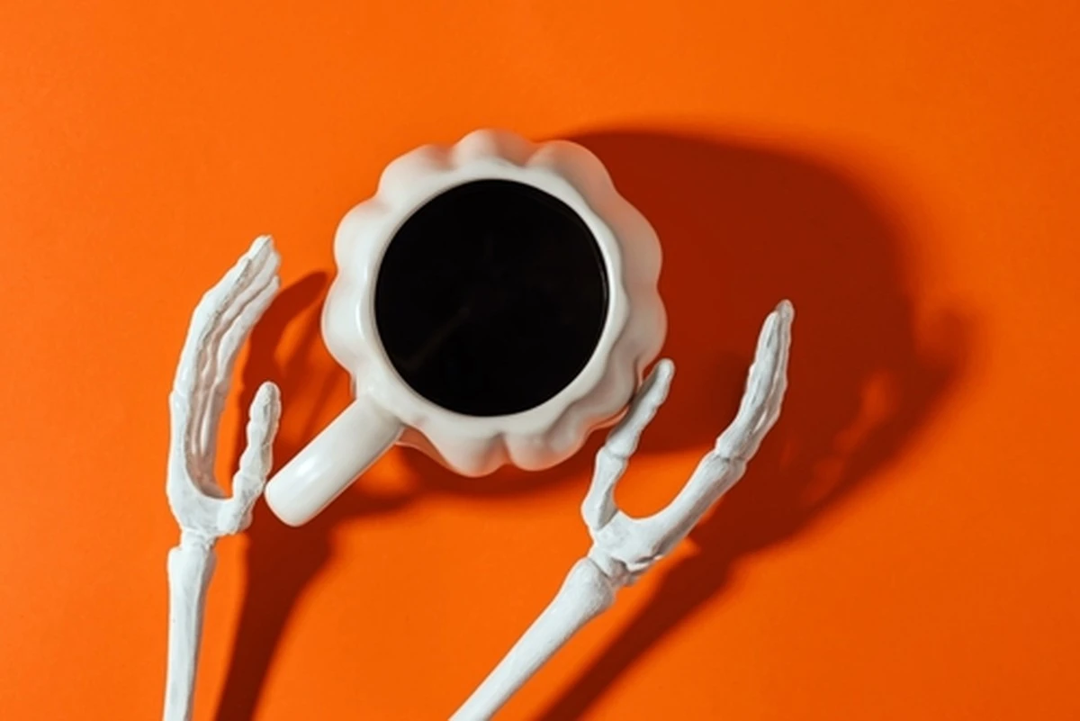 Por qué mi temblor de manos desapareció tras 15 años de café matutino