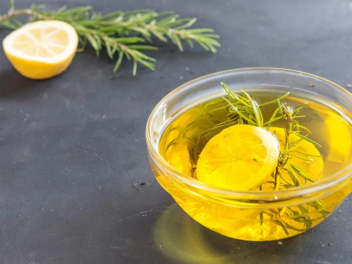 Por qué beber aceite de oliva con limón por la mañana transforma tu cuerpo (y qué reemplaza al agua sin que te des cuenta) - image 1