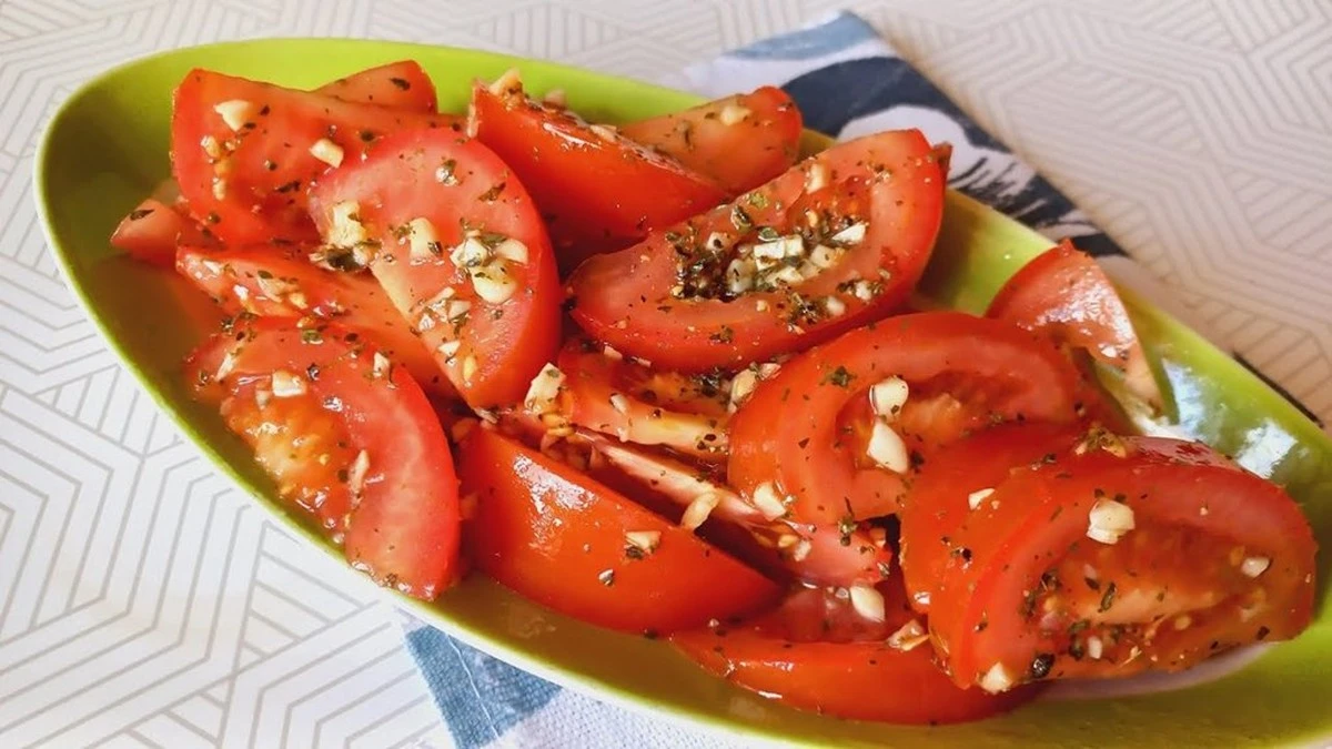 Por qué deberías dejar reposar tus tomates con miel antes de servirlos