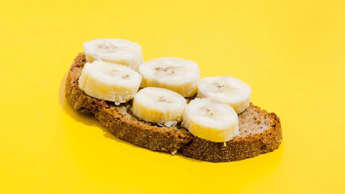 Enterrando pan y cáscaras de plátano en el jardín: mis vecinos creyeron que me había vuelto loca. Un mes después, ellos hacían lo mismo