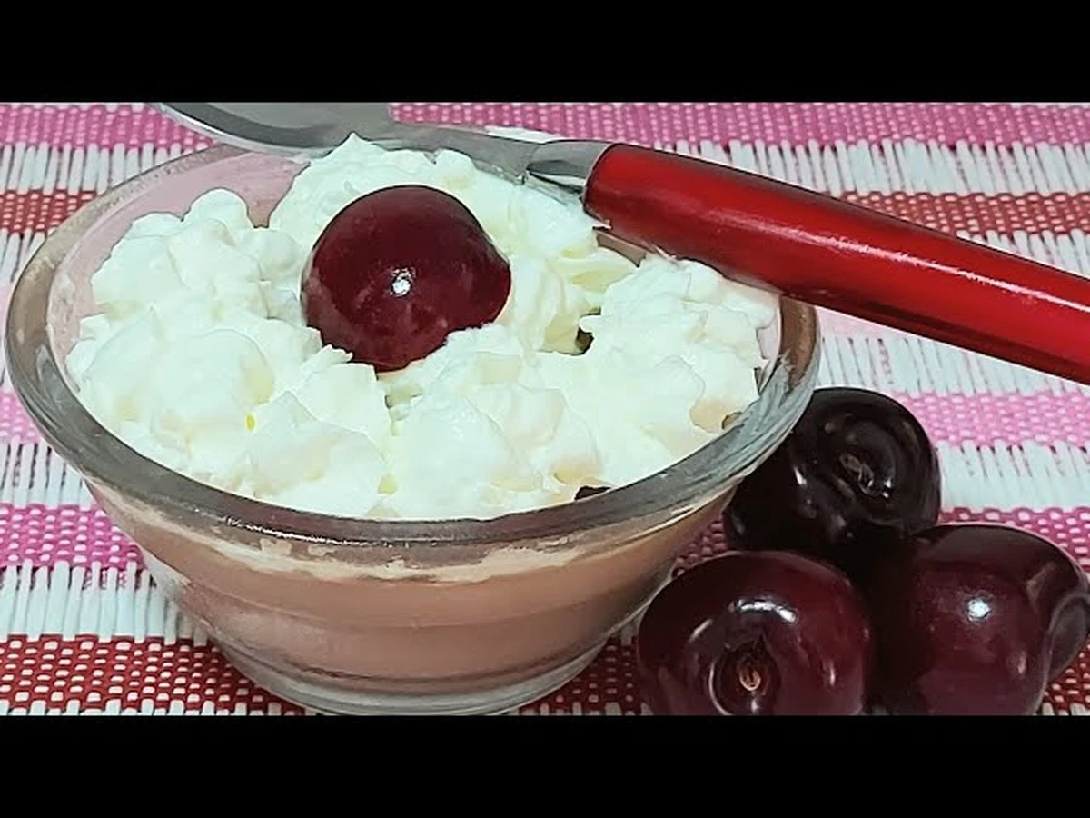 porqueestepostr-extra-1.webp Por qué este postre de cerezas y nata se ha convertido en el rey del verano en mi casa - image 1