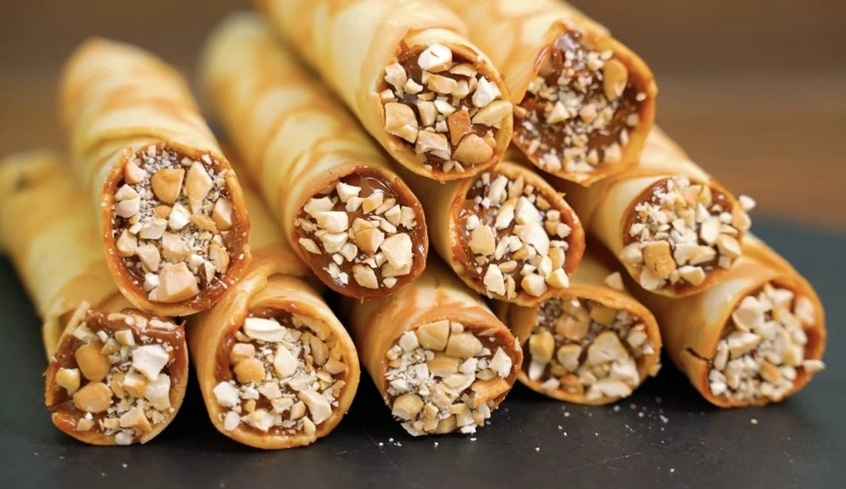 La abuela siempre escondía cómo hacía esos tubos crujientes — ¡al revelarlo entendí por qué no necesitaba horno!