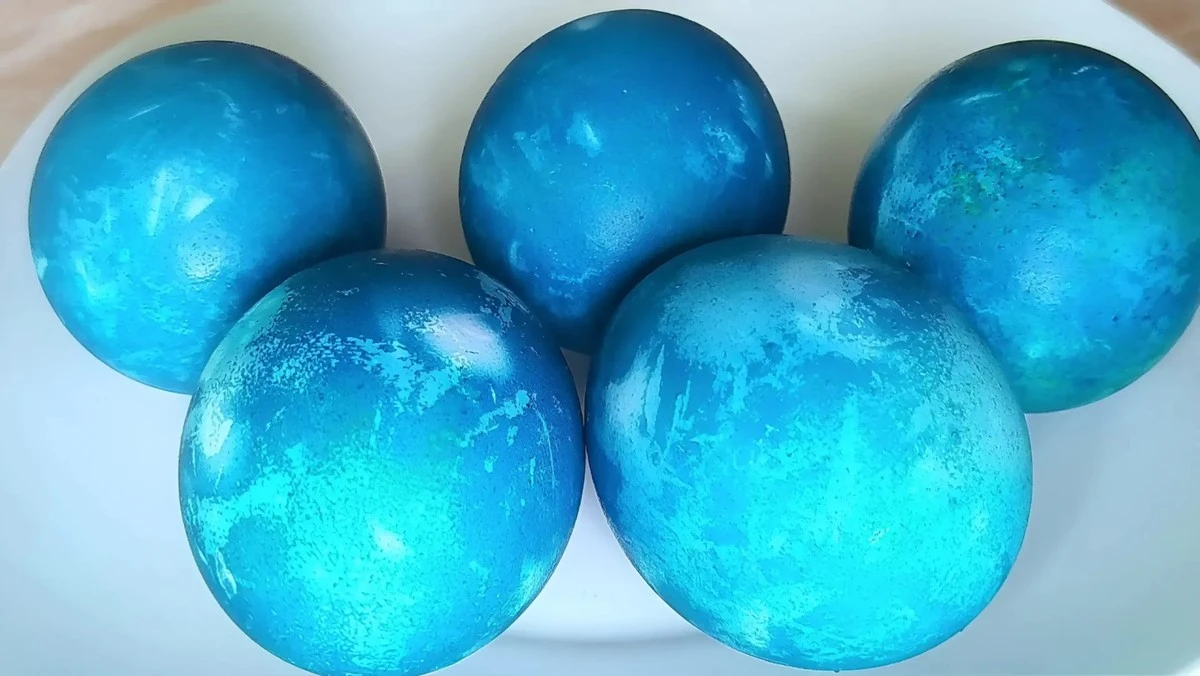 Cebolla, no, esto es lo que tus huevos de Pascua necesitan para un azul zafiro
