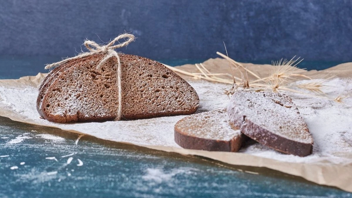 Deja de tirar el pan con moho: mi tía Zita descubrió el secreto que tus tomates amarán