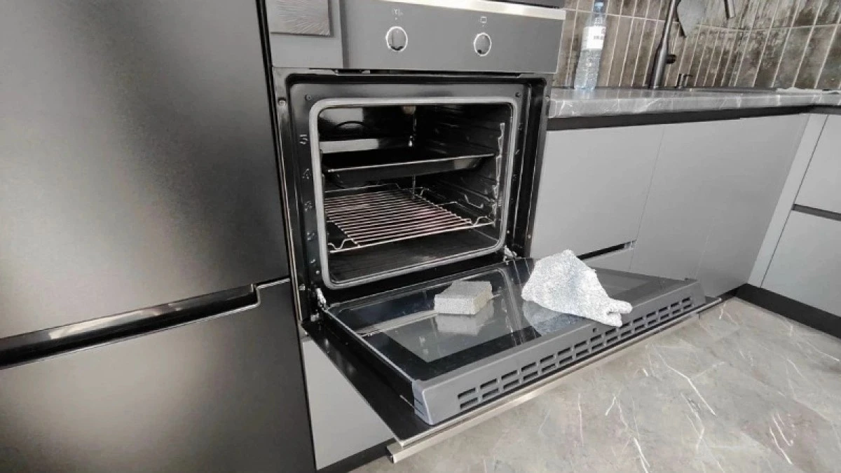 Por qué dos cucharadas de este ingrediente dejan el horno como nuevo