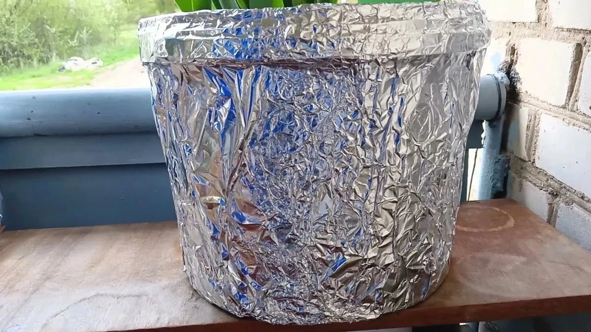 Por qué los jardineros expertos ponen papel de aluminio en las macetas