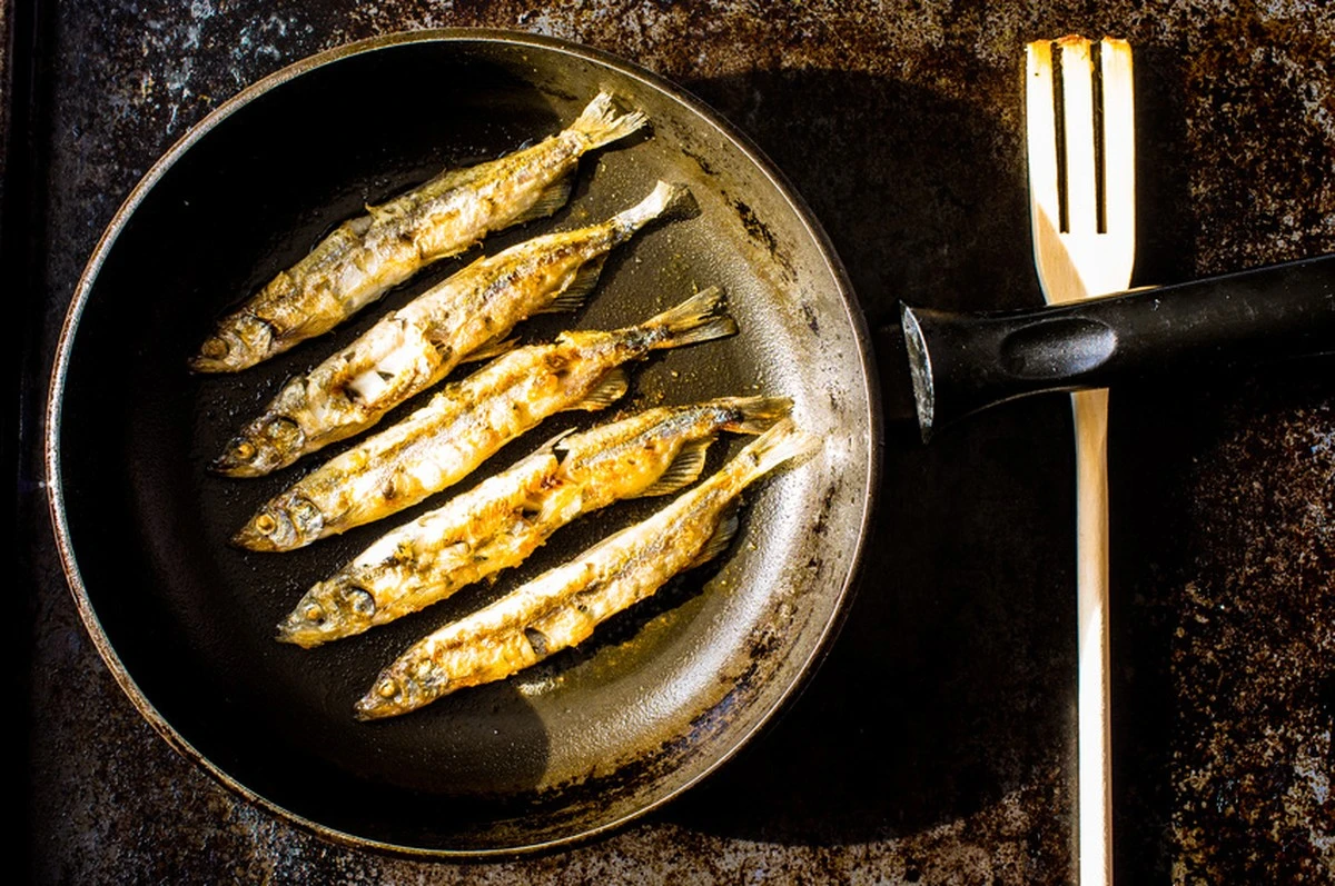 Un trozo de patata en la sartén elimina el olor a pescado al freír - image 1