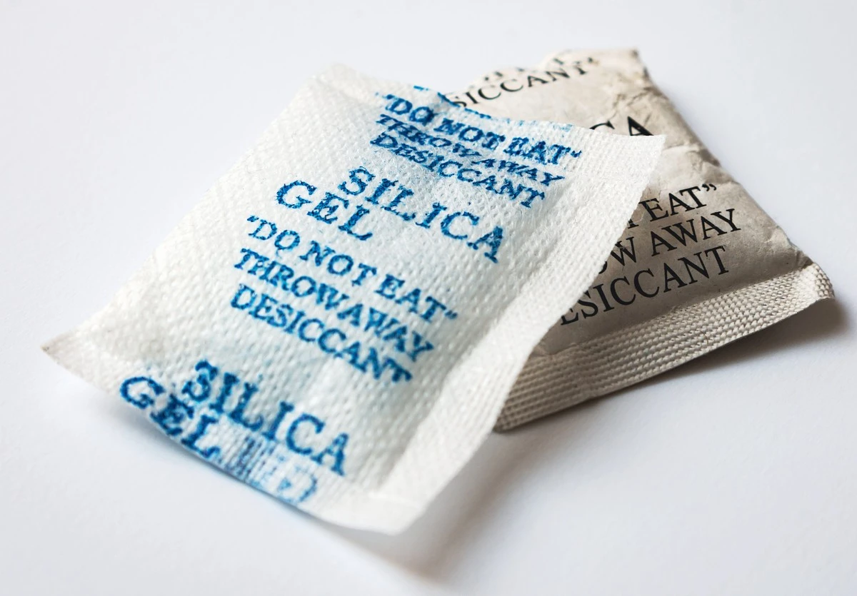 Por qué nunca debes tirar las bolsitas de gel de sílice que vienen en tus cajas de zapatos - image 1