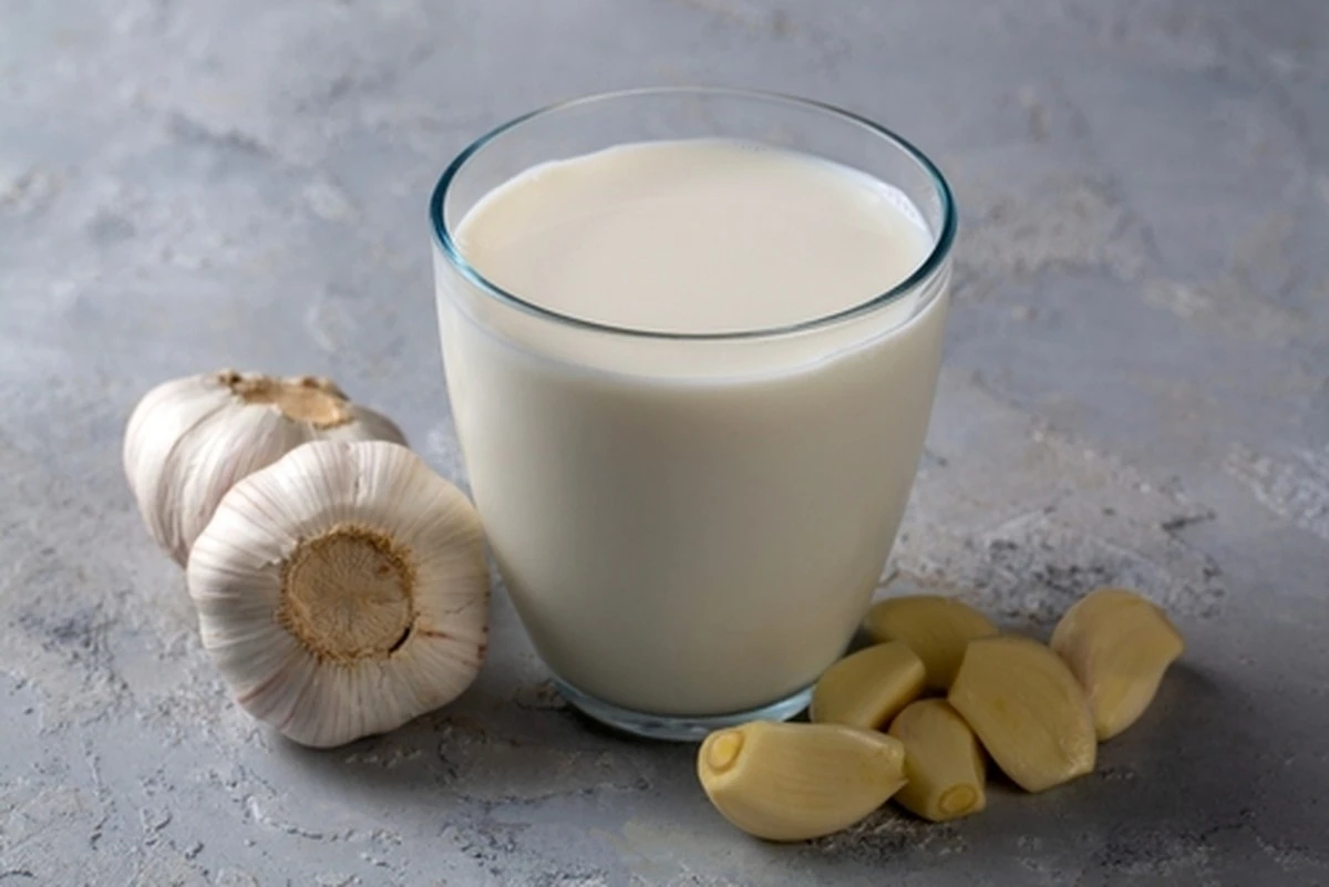 Bebí leche con ajo cada noche por dos semanas: esto es lo que le pasó a mi cuerpo