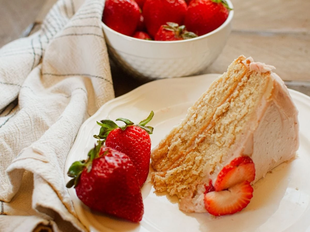 El truco de los cinco minutos para un pastel de fresas que parece de pastelería - image 1