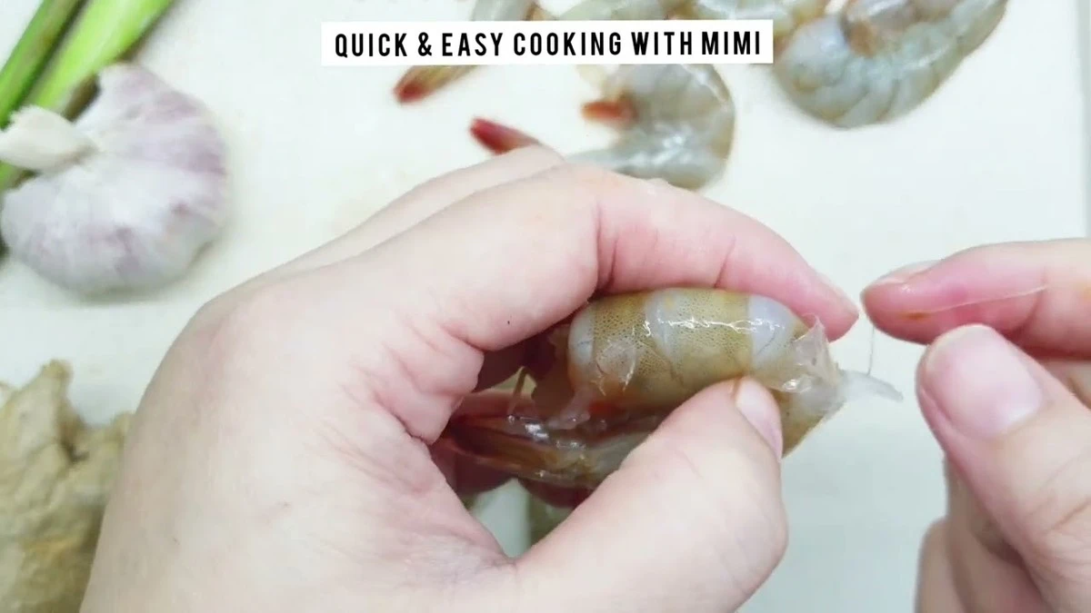 El truco con tijeras que reduce a la mitad el tiempo de limpiar gambas - image 1