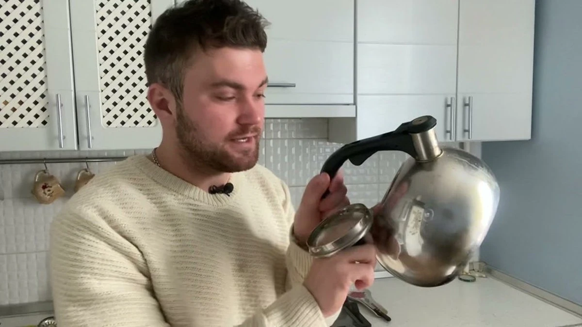 Adiós a la cal: el truco casero para limpiar tu tetera sin olores fuertes