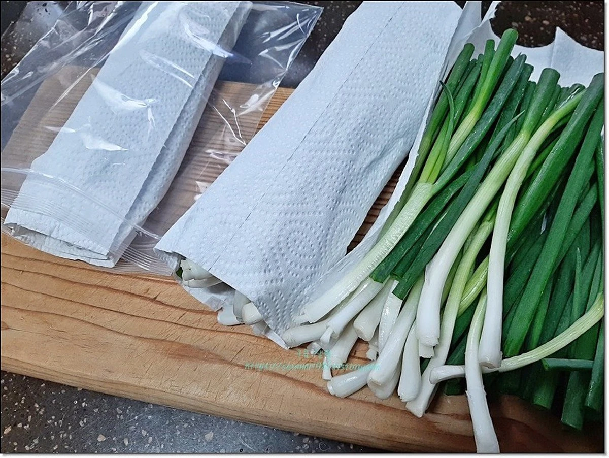 porquedeberiasg-extra-1.webp Por qué deberías guardar la cebolla verde en una botella de plástico en el congelador - image 1