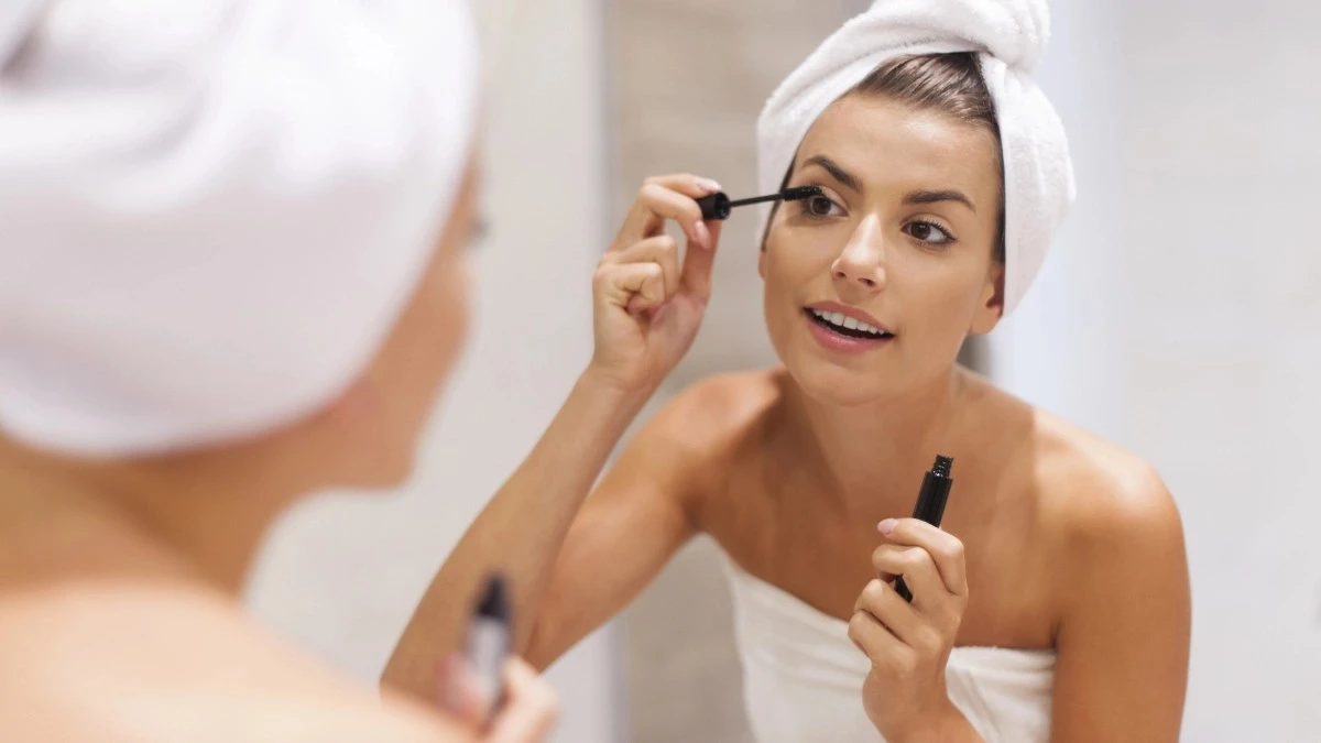 Por qué las expertas en maquillaje añaden dos gotas de solución salina a su rímel seco