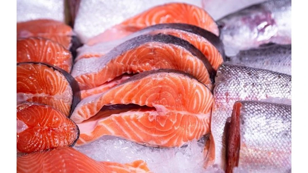 4 señales de que tu salmón está teñido y cómo las tiendas ocultan el producto barato bajo una máscara de lujo
