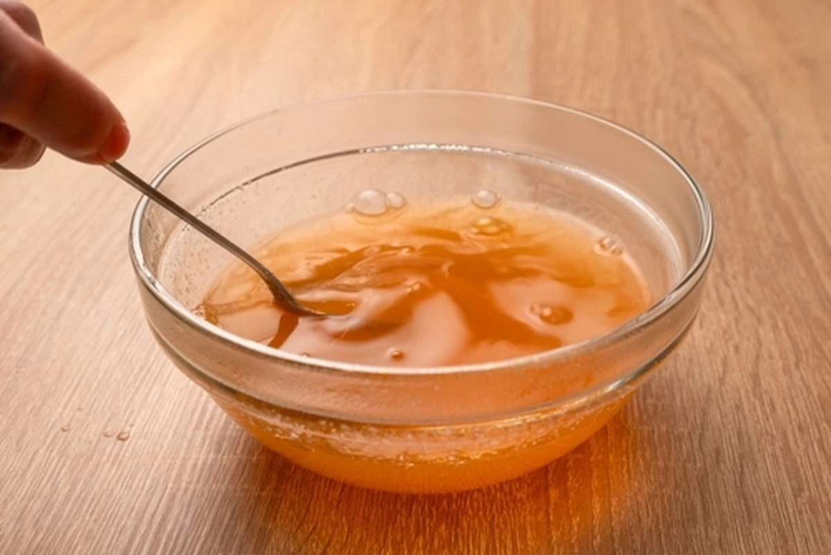 La vecina de 80 años sube escaleras sin dolor: su secreto es un ingrediente de cocina que todos olvidamos