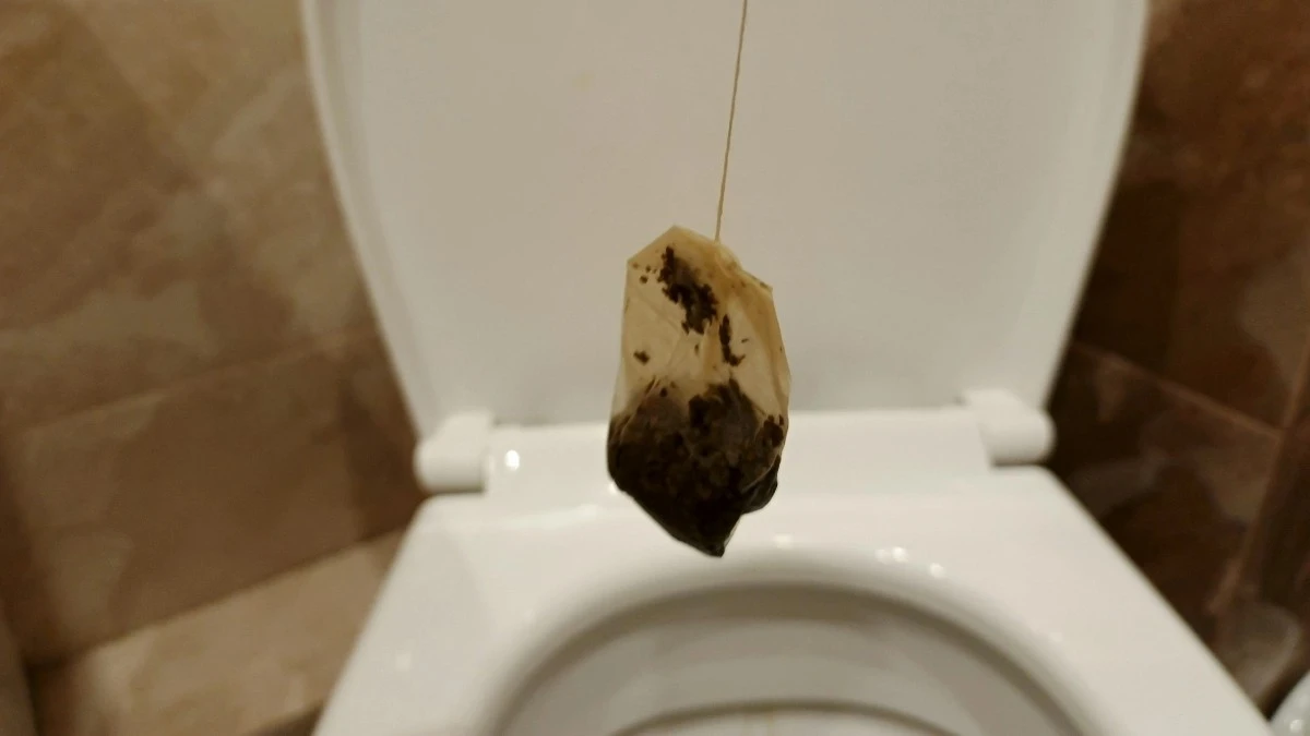 Por qué las camareras de hotel dejan una bolsita de té en el inodoro antes de irse