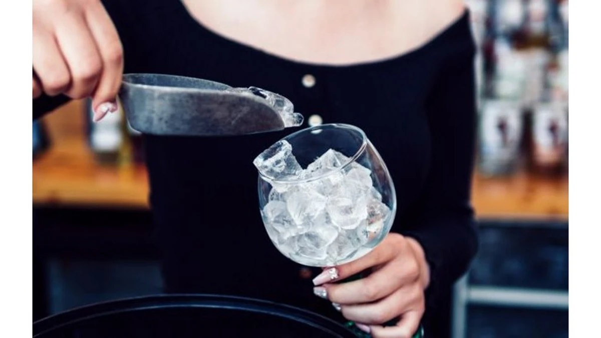 Por qué el hielo que usas en casa está arruinando tus cócteles