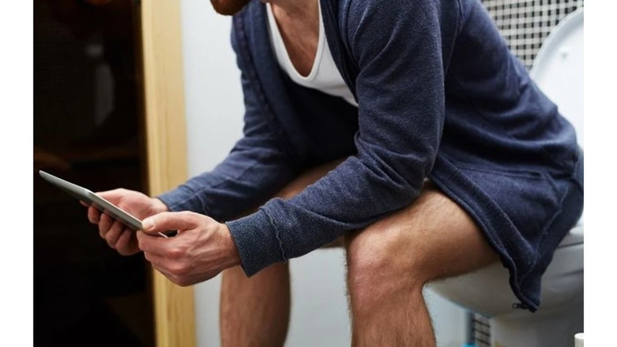 Llevo 10 años usando el móvil en el baño: el médico reveló lo que le hace a mi cuerpo