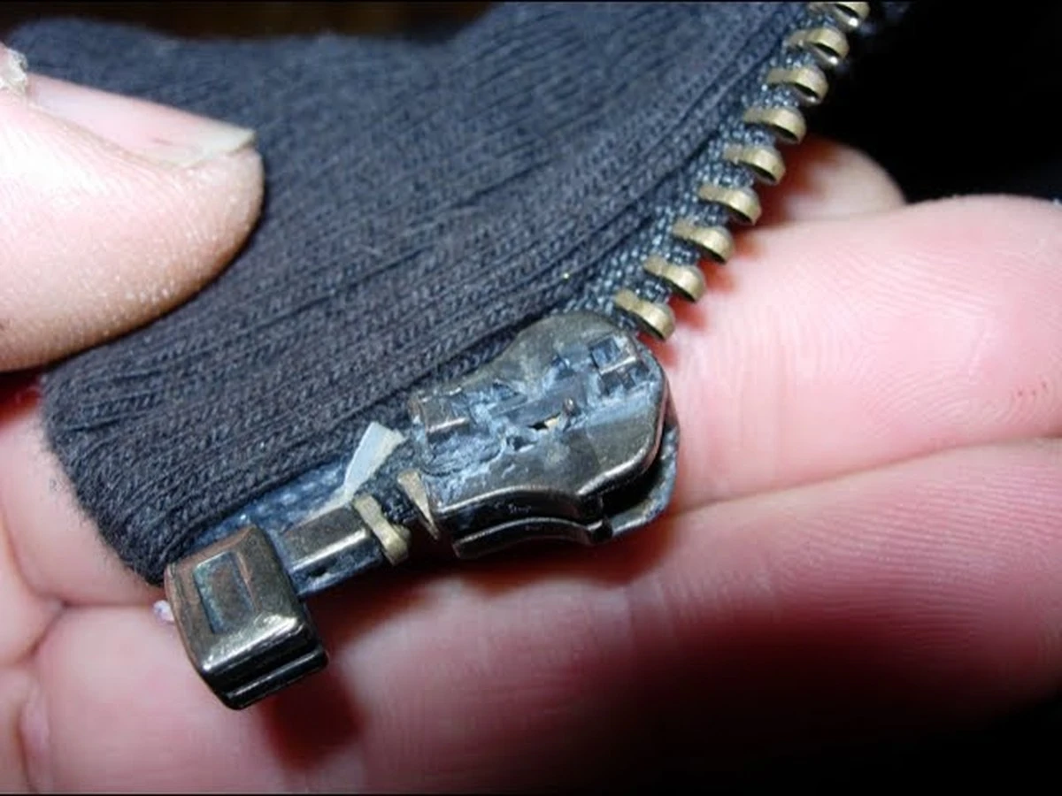 El truco del bálsamo labial para arreglar cremalleras atascadas en segundos - image 1