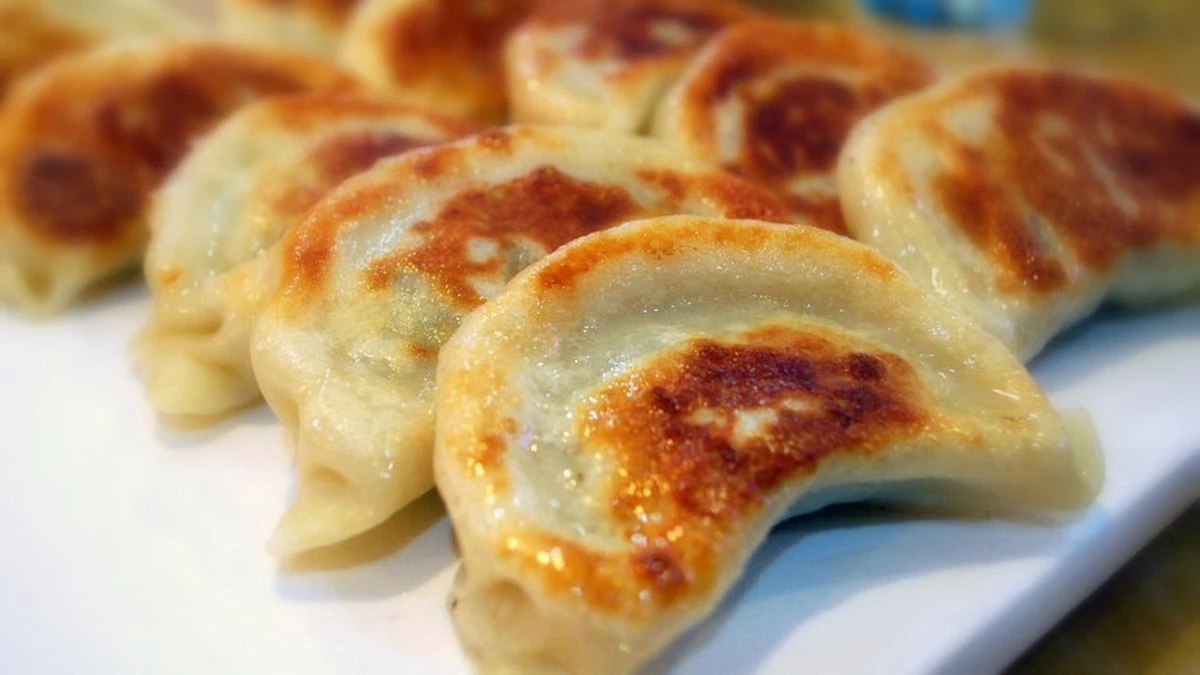 La saltear, no freír: el secreto para hacer dumplings crujientes que no se pegan - image 1
