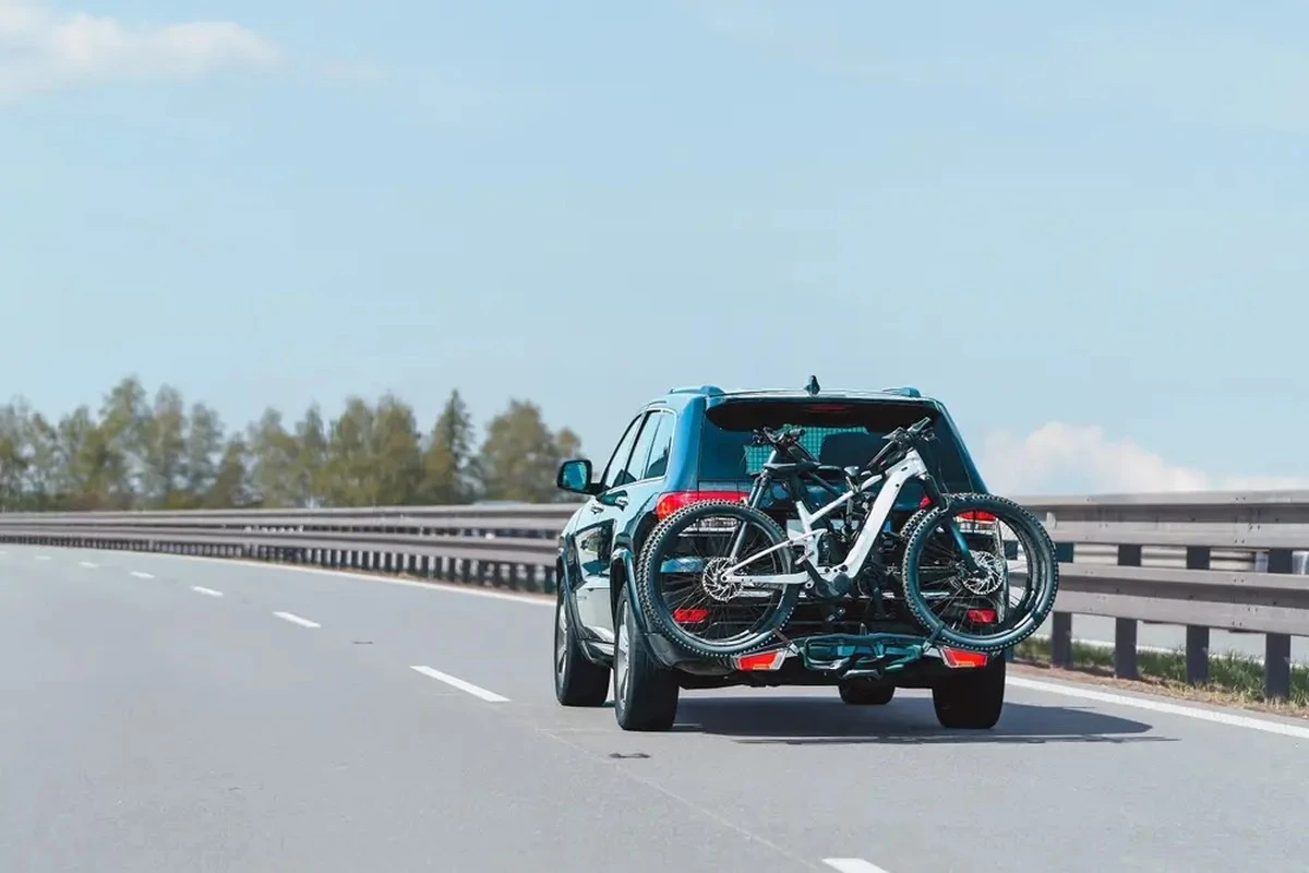 Riesgo oculto en tu portabicicletas: Podrías perder tu licencia de conducir por una matrícula mal colocada